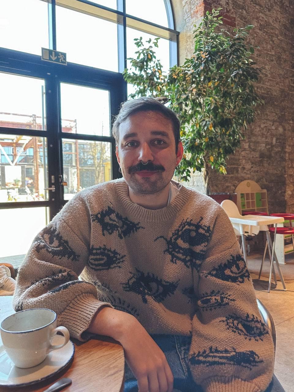 Mario, sentado en una cafetería de València